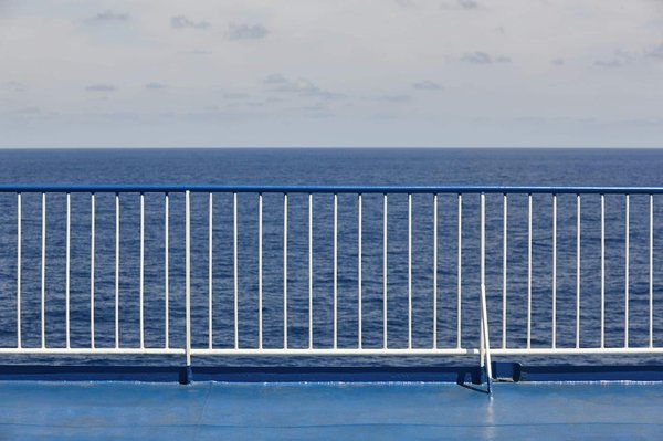 Wie kann man eine stilvolle Reisegarderobe aus multifunktionalen Kleidungsstücken zusammenstellen?