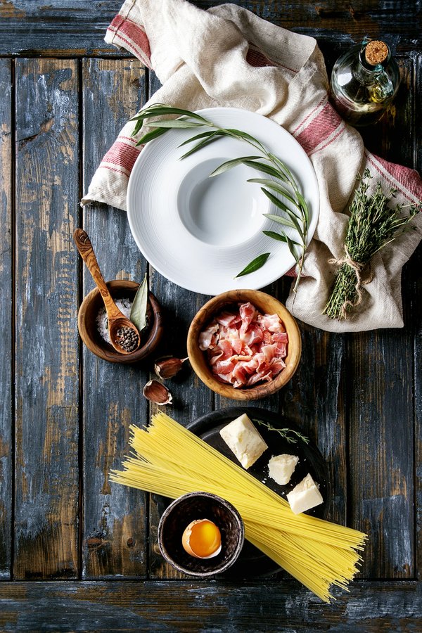 Wie bereitet man eine original italienische Carbonara mit Guanciale und Pecorino zu?